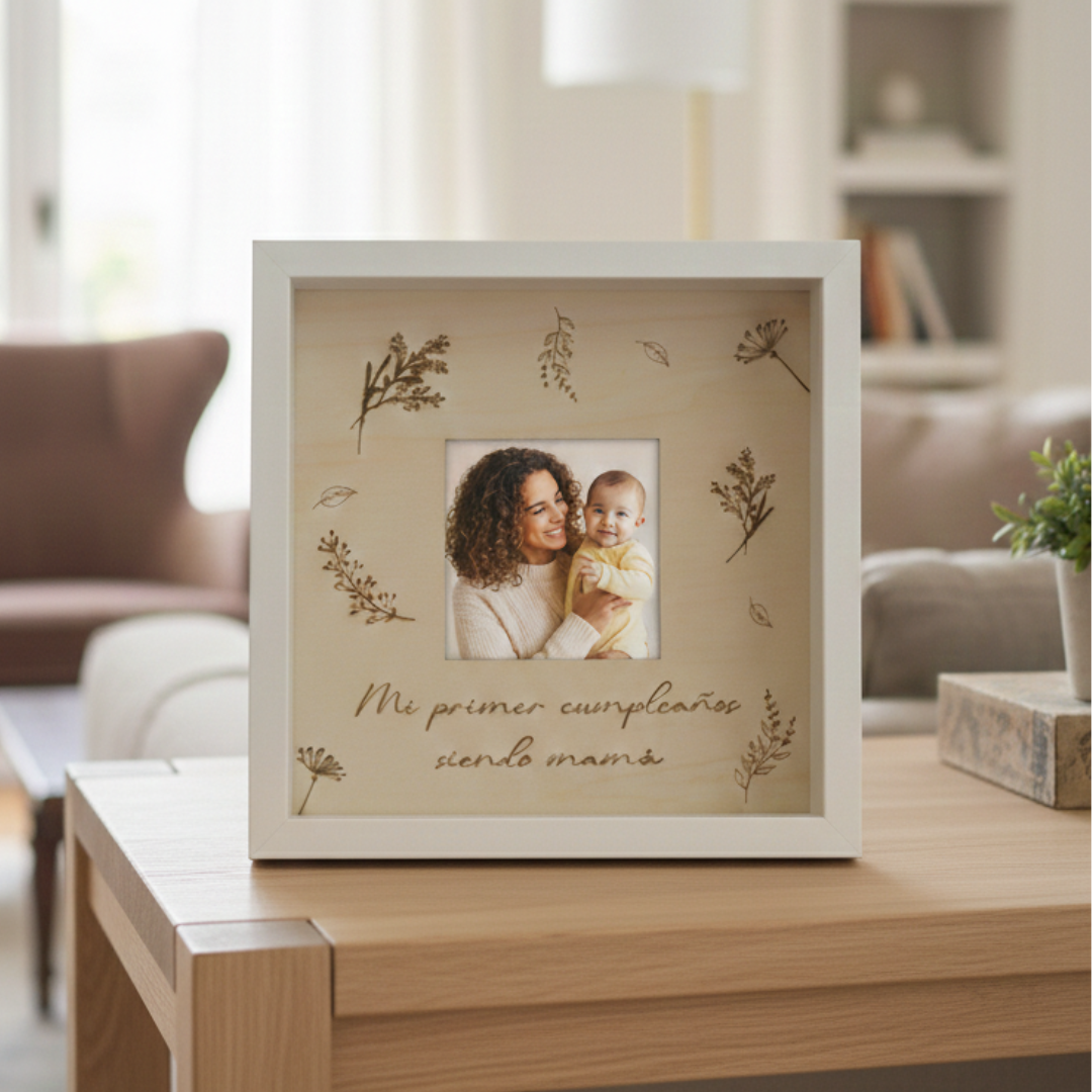 Marco de fotos grabado en madera