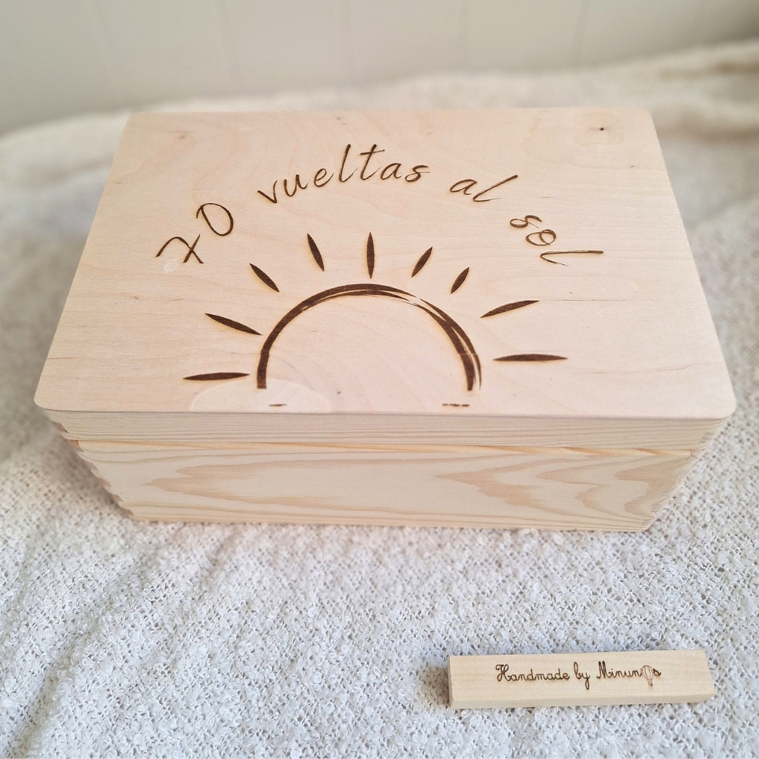 Caja madera grabada
