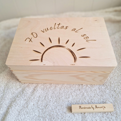 Caja madera grabada