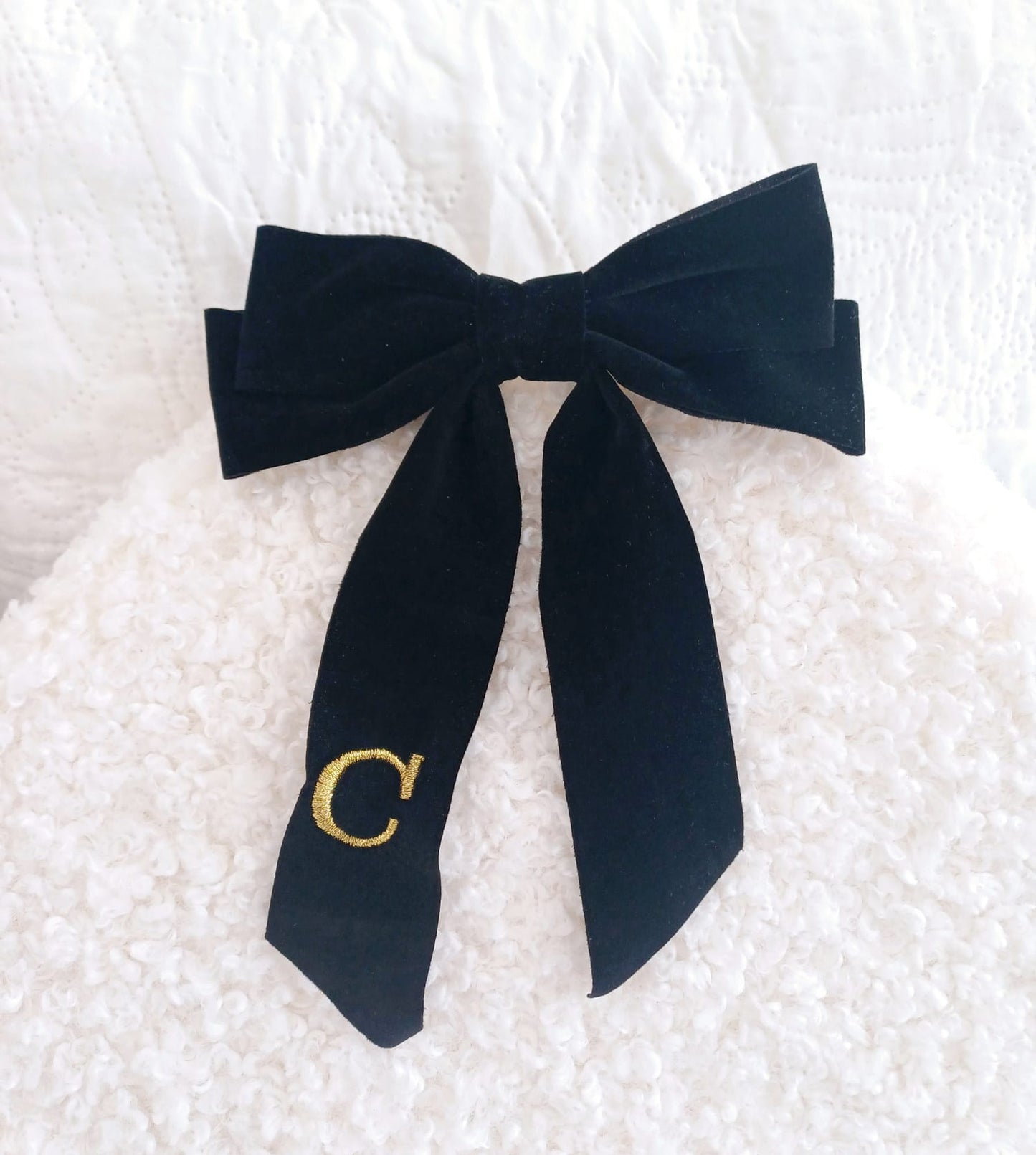 Samtschleife mit gesticktem Namen