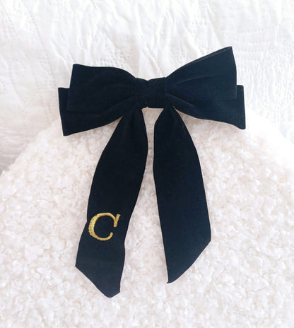 Samtschleife mit gesticktem Namen