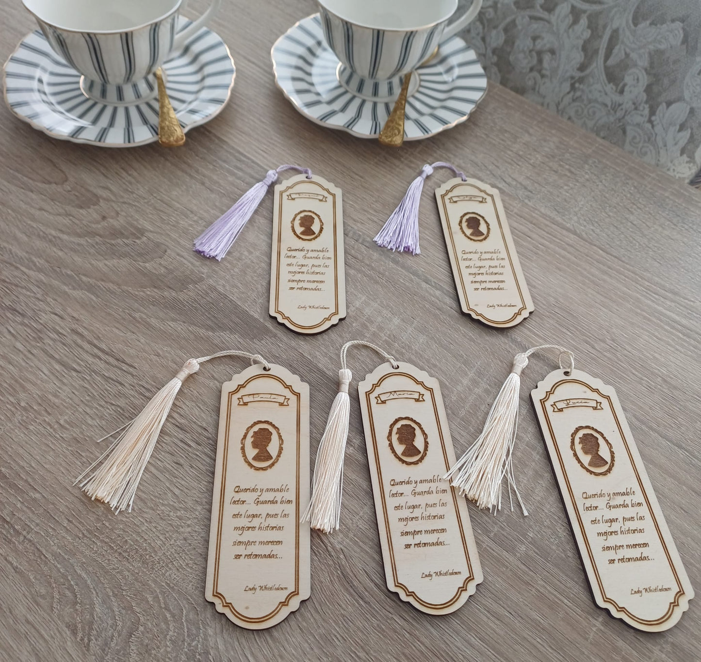 Marcapáginas madera “Cartas de la Alta Sociedad”